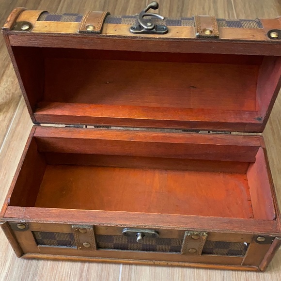 Small Chest - Picture 2 of 5